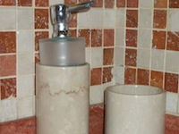 Seifenbehälter-und-Becher-aus-Botticino-Marmor-in Italien hergestellt